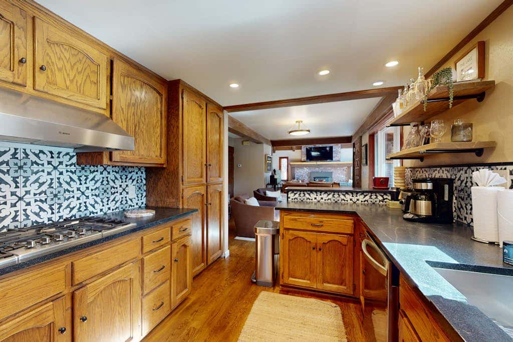Beautiful home near the lake & slopes with private hot tub, pool table, & WiFi