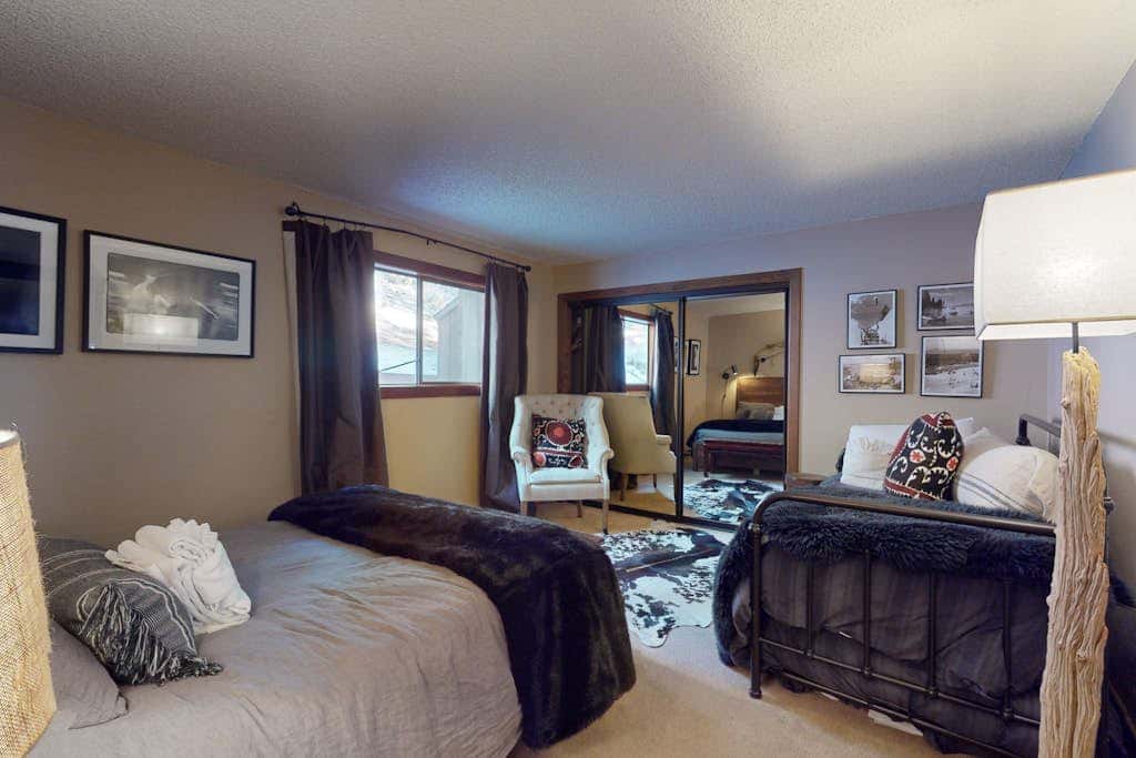 Beautiful home near the lake & slopes with private hot tub, pool table, & WiFi