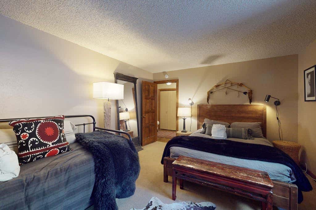 Beautiful home near the lake & slopes with private hot tub, pool table, & WiFi