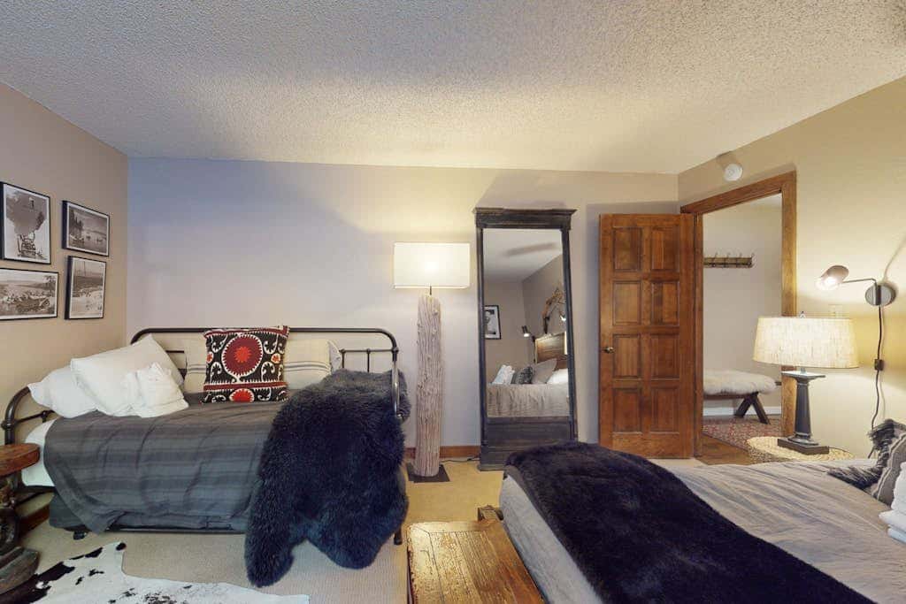 Beautiful home near the lake & slopes with private hot tub, pool table, & WiFi