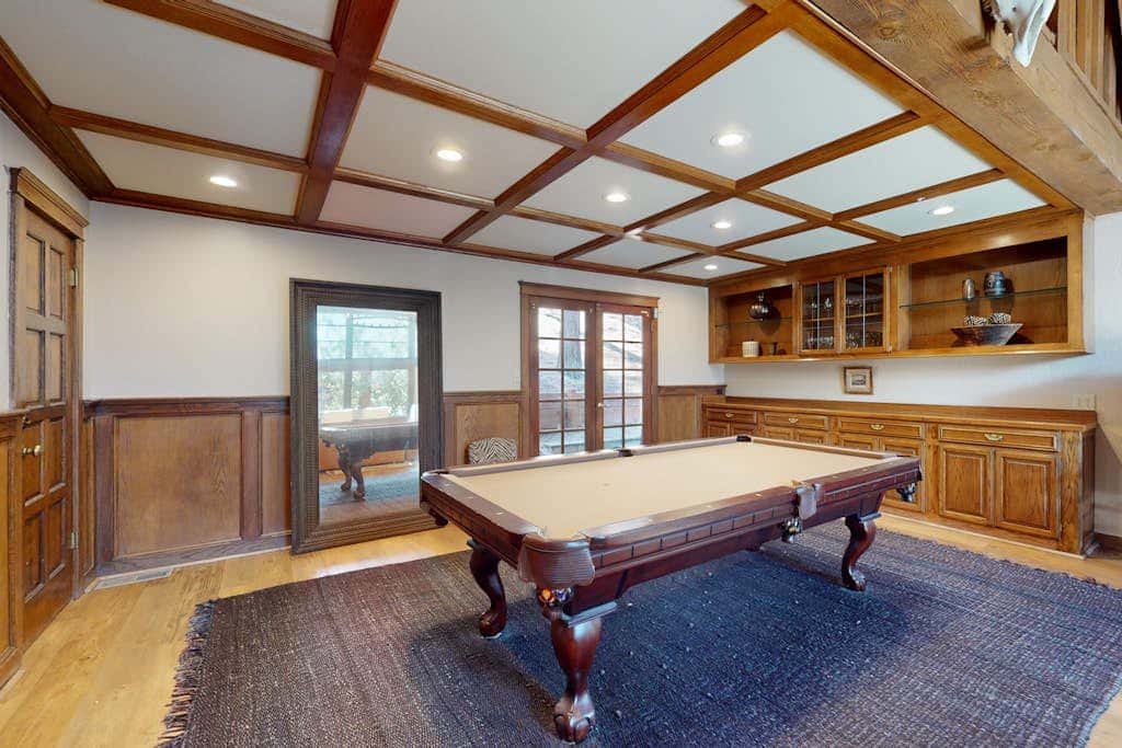 Beautiful home near the lake & slopes with private hot tub, pool table, & WiFi