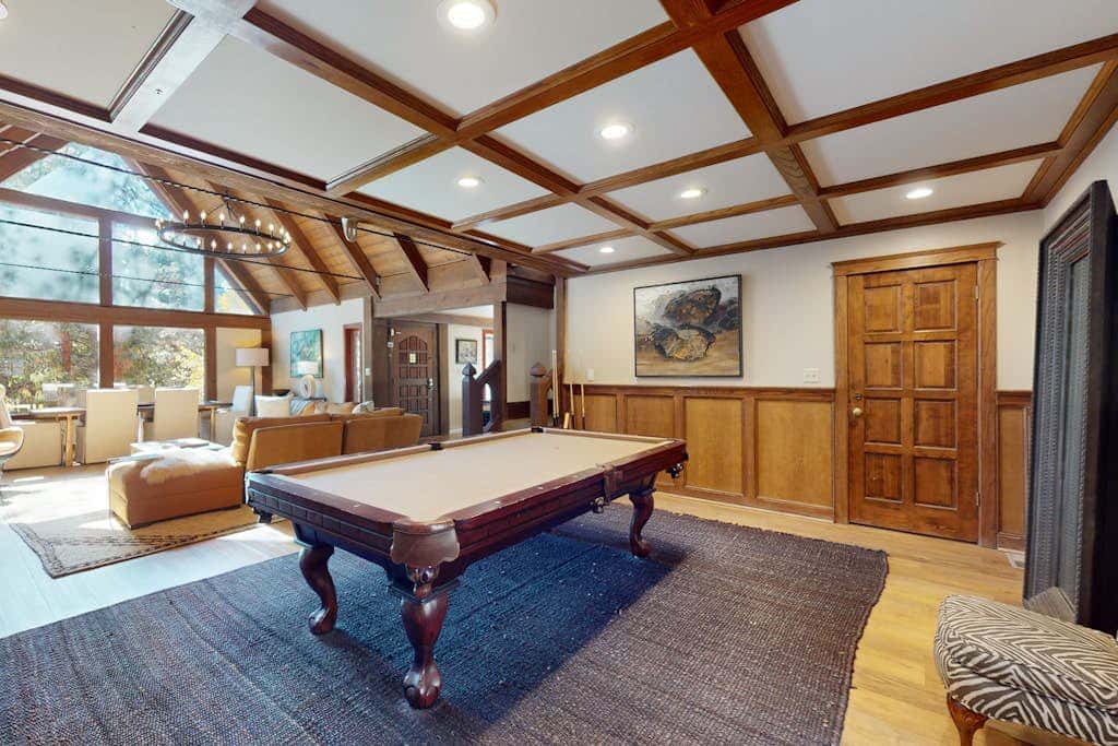 Beautiful home near the lake & slopes with private hot tub, pool table, & WiFi