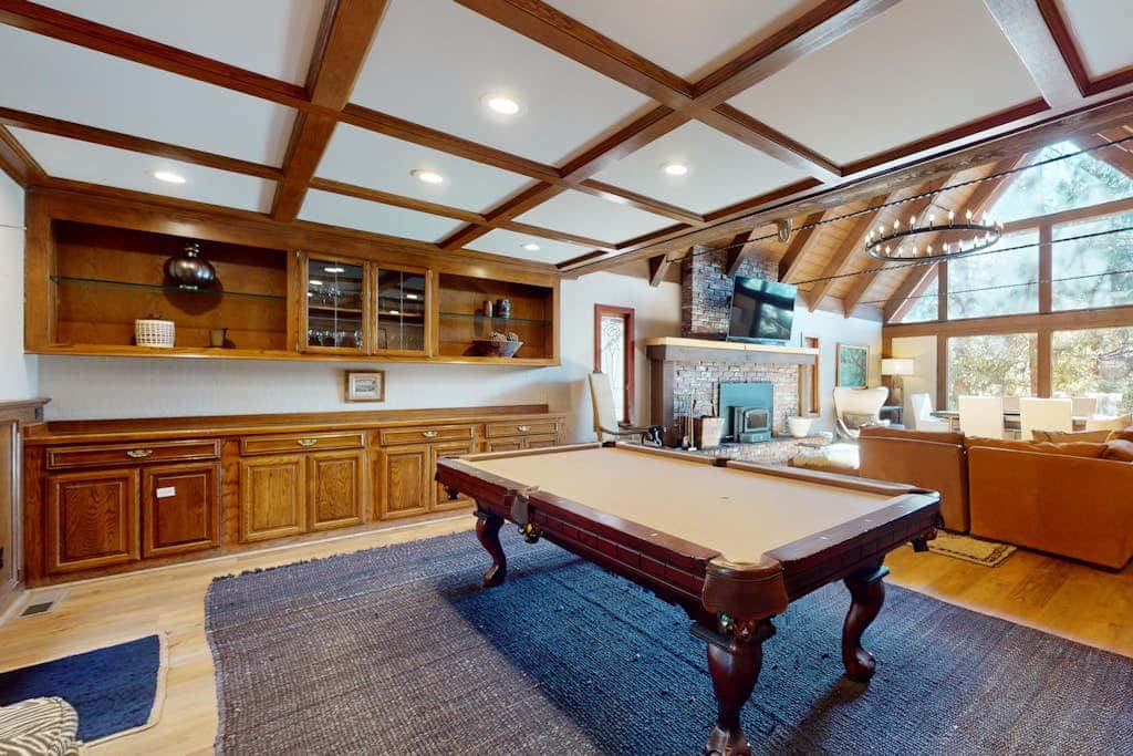 Beautiful home near the lake & slopes with private hot tub, pool table, & WiFi