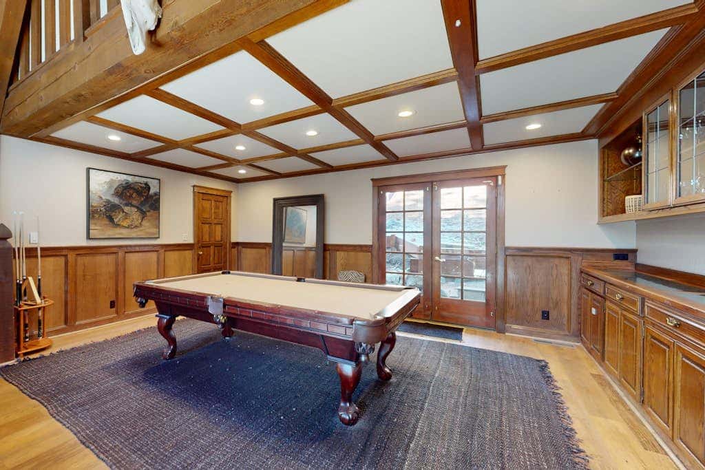Beautiful home near the lake & slopes with private hot tub, pool table, & WiFi