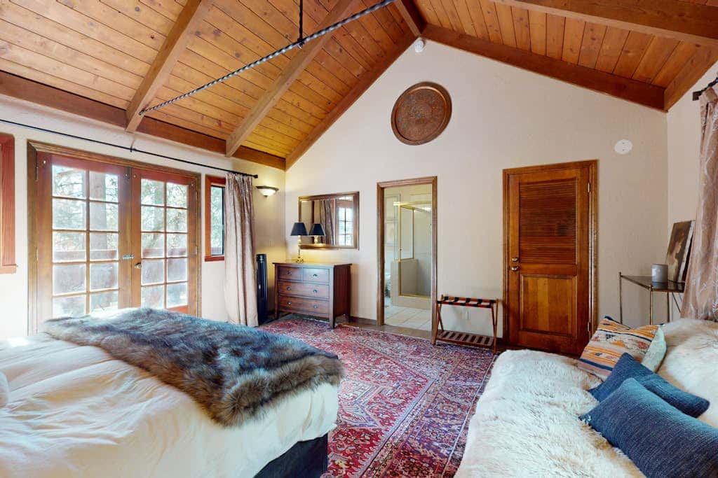 Beautiful home near the lake & slopes with private hot tub, pool table, & WiFi