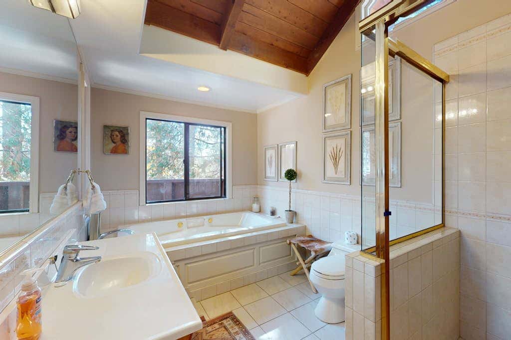 Beautiful home near the lake & slopes with private hot tub, pool table, & WiFi