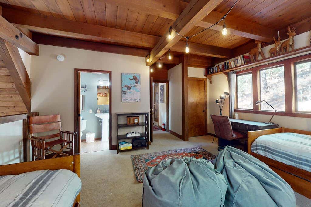 Beautiful home near the lake & slopes with private hot tub, pool table, & WiFi