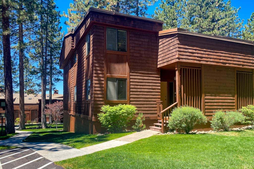 Fantastic lakefront condo with tennis, skiing, fireplace, & W&D, sleeps 6