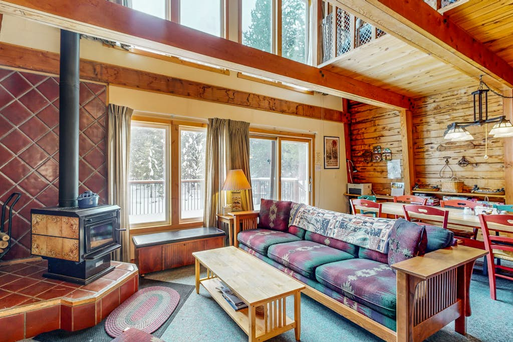 Cozy cabin in the heart of nature with wood fireplace, deck & loft