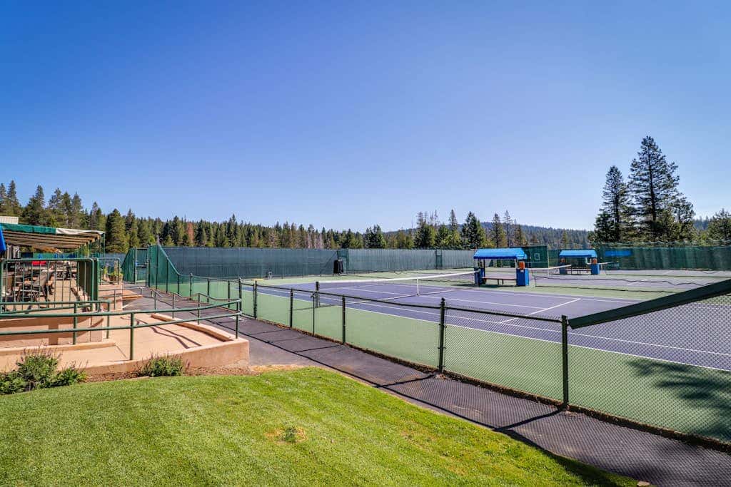 Spacious cabin with shared pools & hot tubs - near skiing, hiking & biking
