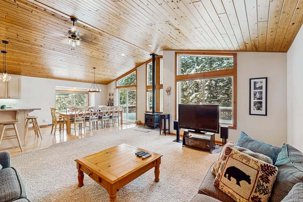 Spacious cabin with shared pools & hot tubs - near skiing, hiking & biking