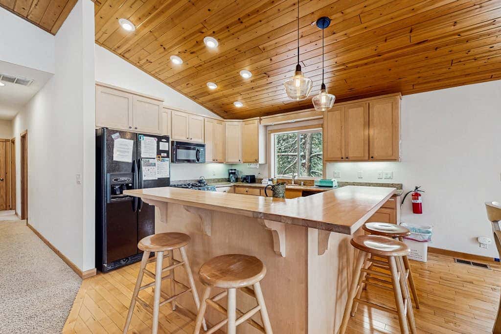 Spacious cabin with shared pools & hot tubs - near skiing, hiking & biking