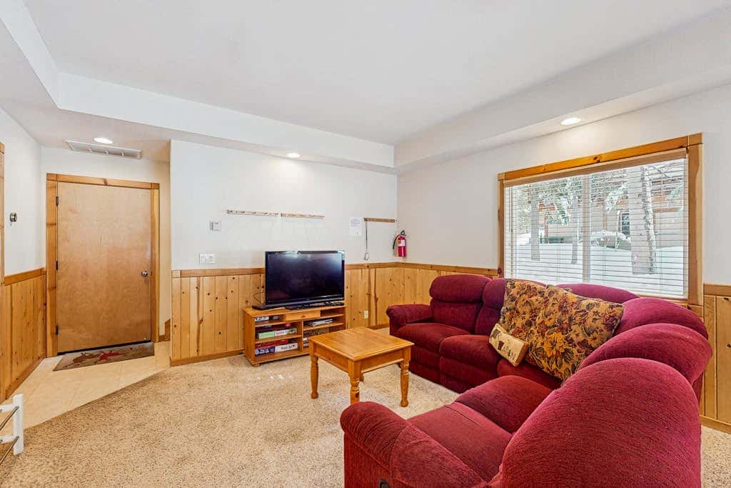 Spacious cabin with shared pools & hot tubs - near skiing, hiking & biking