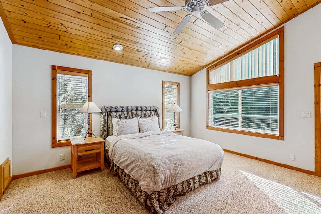 Spacious cabin with shared pools & hot tubs - near skiing, hiking & biking