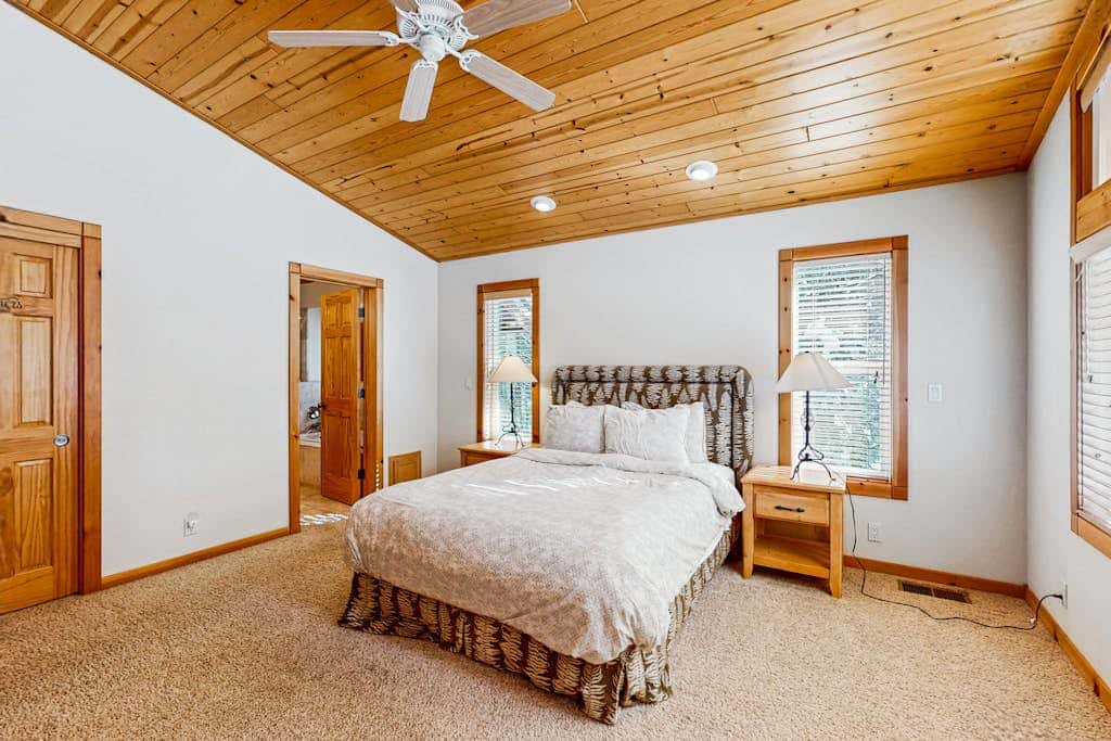 Spacious cabin with shared pools & hot tubs - near skiing, hiking & biking
