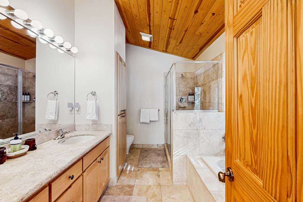 Spacious cabin with shared pools & hot tubs - near skiing, hiking & biking