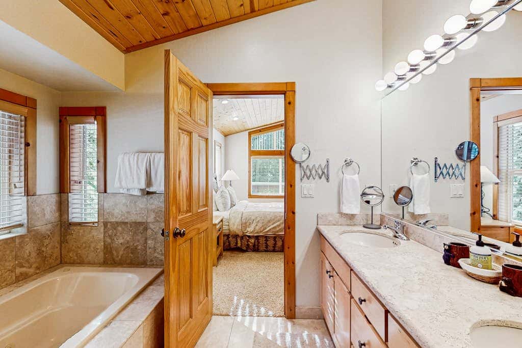 Spacious cabin with shared pools & hot tubs - near skiing, hiking & biking