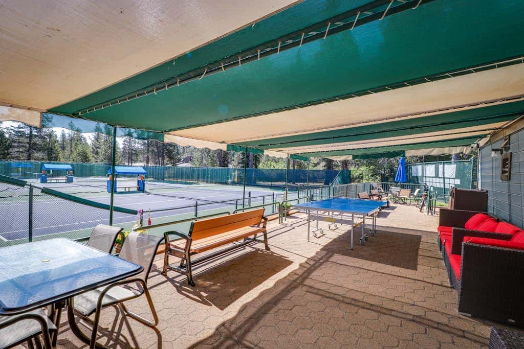 Spacious cabin with shared pools & hot tubs - near skiing, hiking & biking