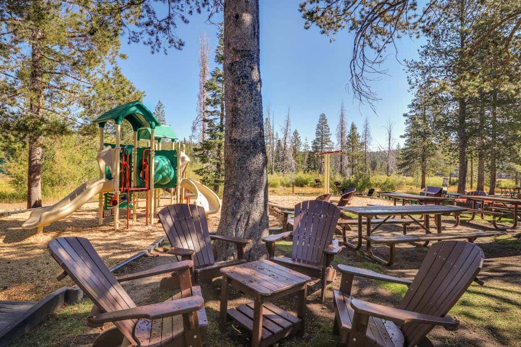 Spacious cabin with shared pools & hot tubs - near skiing, hiking & biking