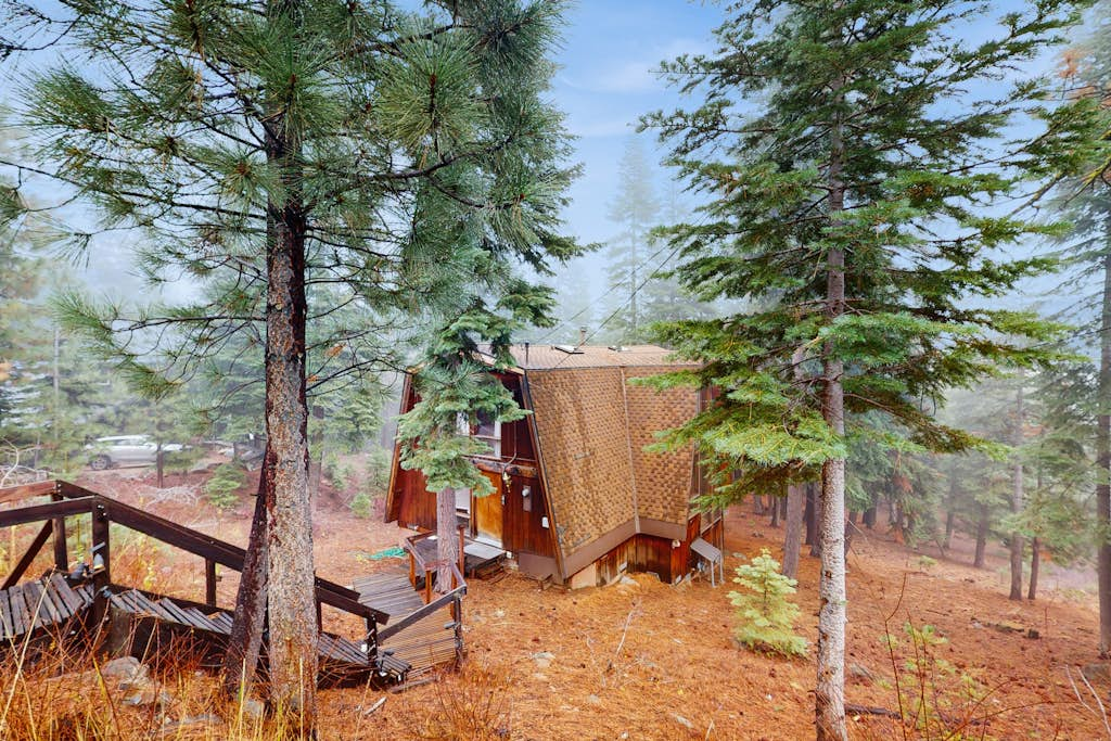 Large dog-friendly home, deck, & full kitchen