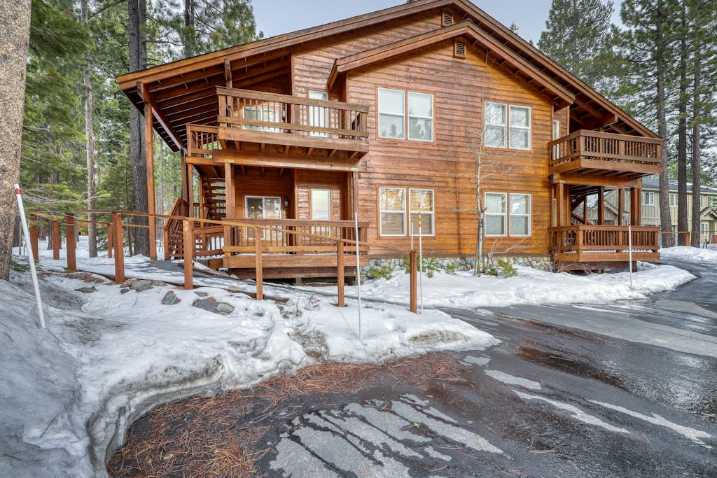 Modern retreat with wooden touches, shared hot tub, pool, sauna, basket & tennis
