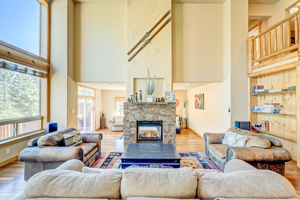 Spacious Tahoe Donner retreat with private hot tub - near trails, slopes & golf