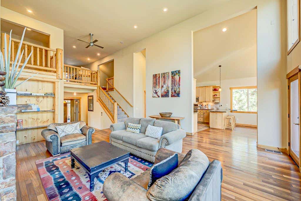Spacious Tahoe Donner retreat with private hot tub - near trails, slopes & golf