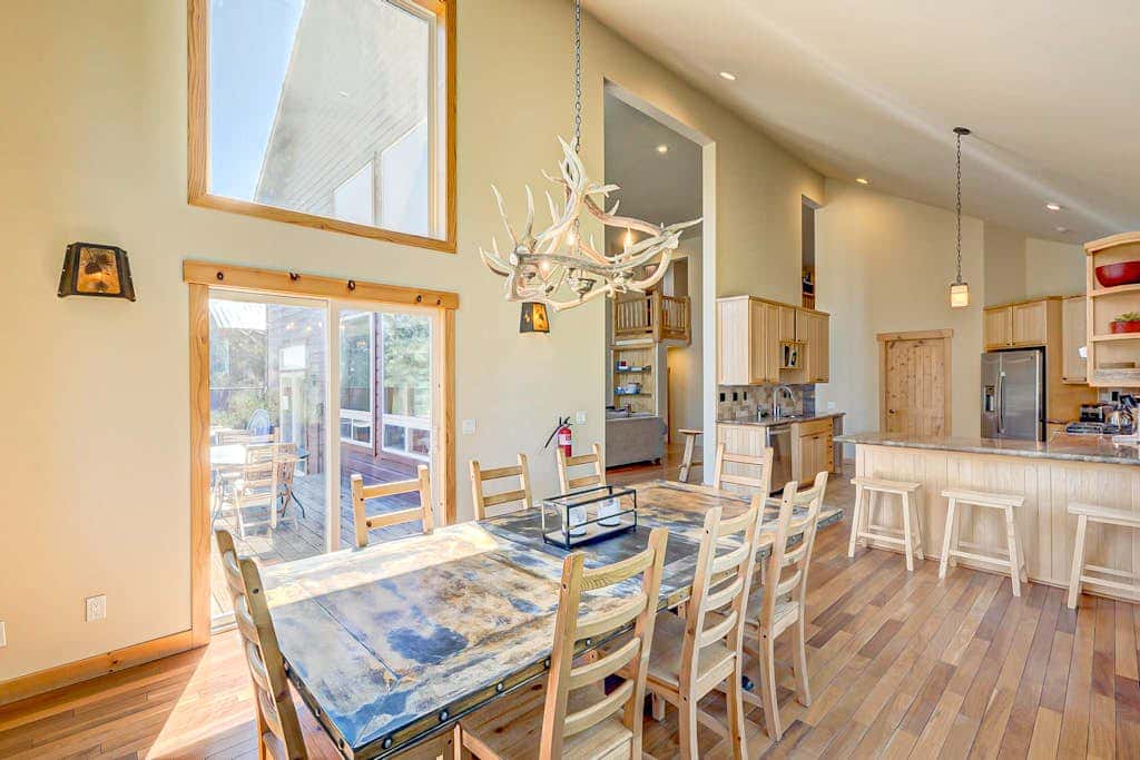 Spacious Tahoe Donner retreat with private hot tub - near trails, slopes & golf