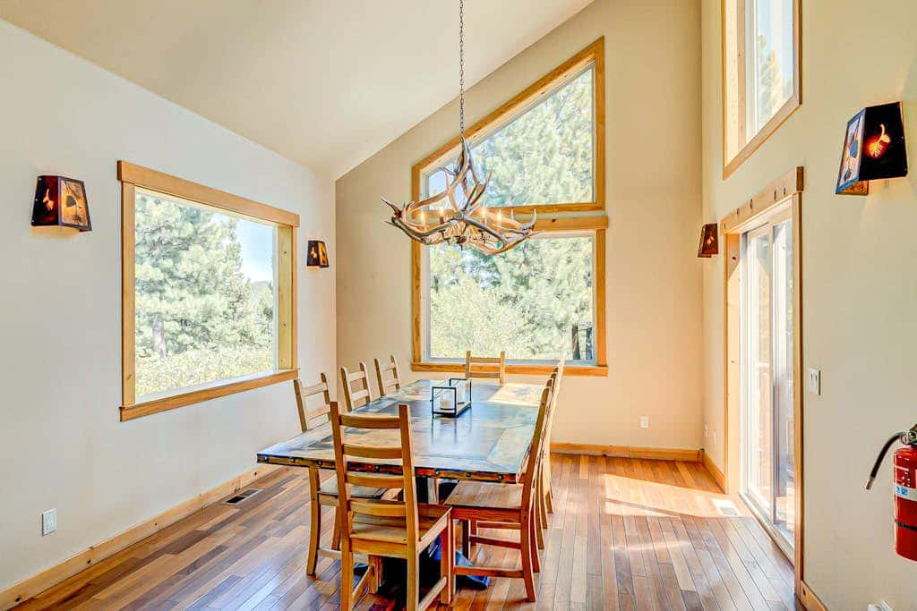 Spacious Tahoe Donner retreat with private hot tub - near trails, slopes & golf