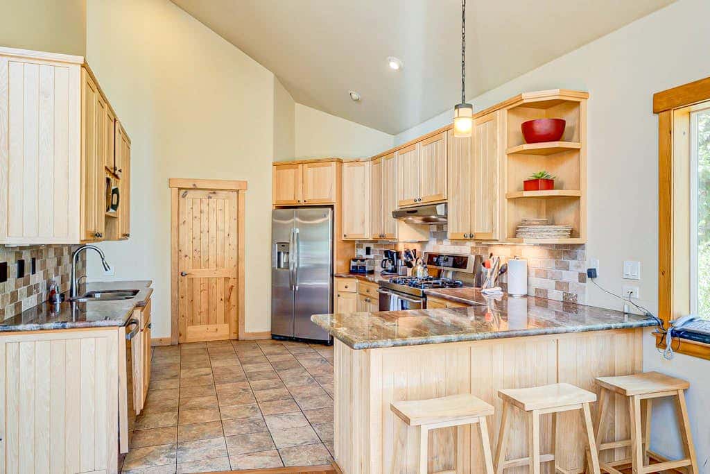 Spacious Tahoe Donner retreat with private hot tub - near trails, slopes & golf