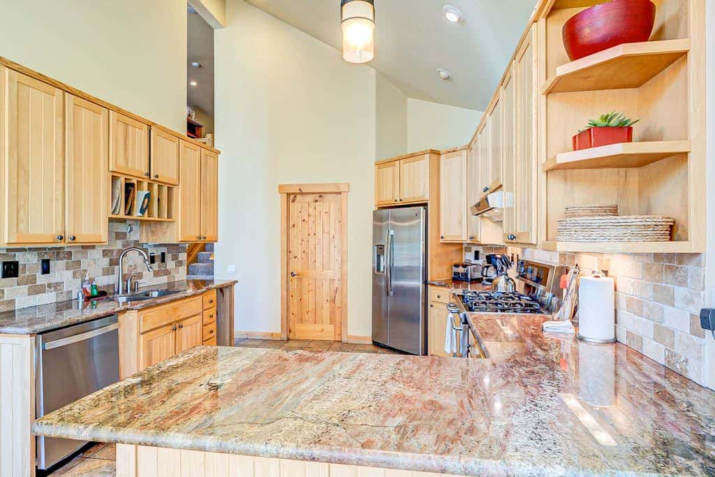 Spacious Tahoe Donner retreat with private hot tub - near trails, slopes & golf