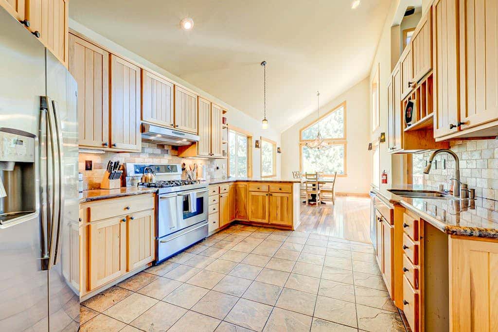 Spacious Tahoe Donner retreat with private hot tub - near trails, slopes & golf