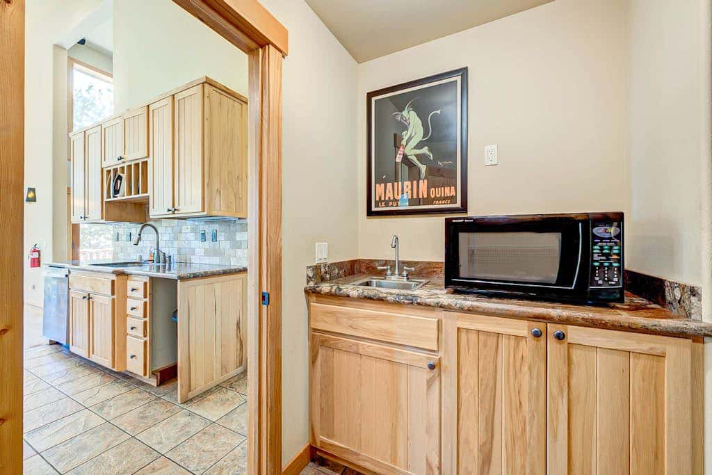 Spacious Tahoe Donner retreat with private hot tub - near trails, slopes & golf