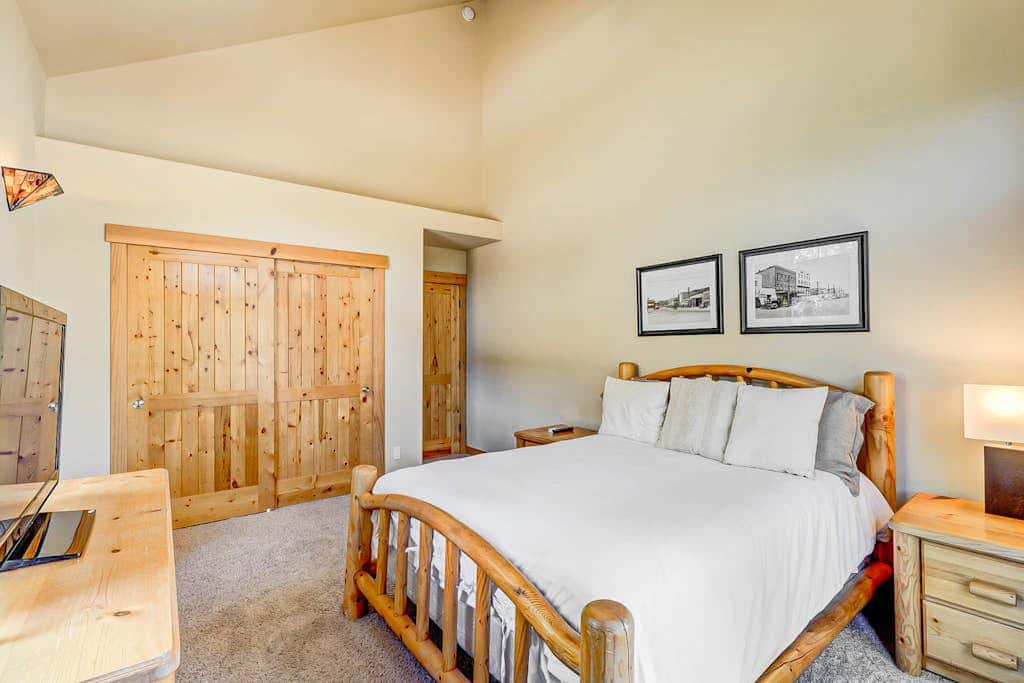Spacious Tahoe Donner retreat with private hot tub - near trails, slopes & golf