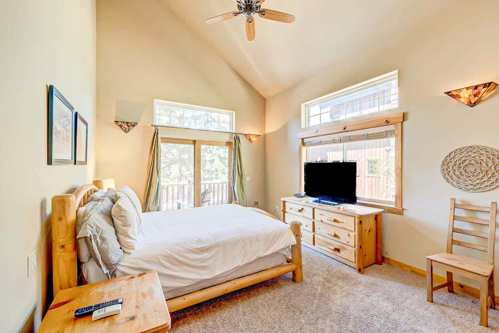 Spacious Tahoe Donner retreat with private hot tub - near trails, slopes & golf