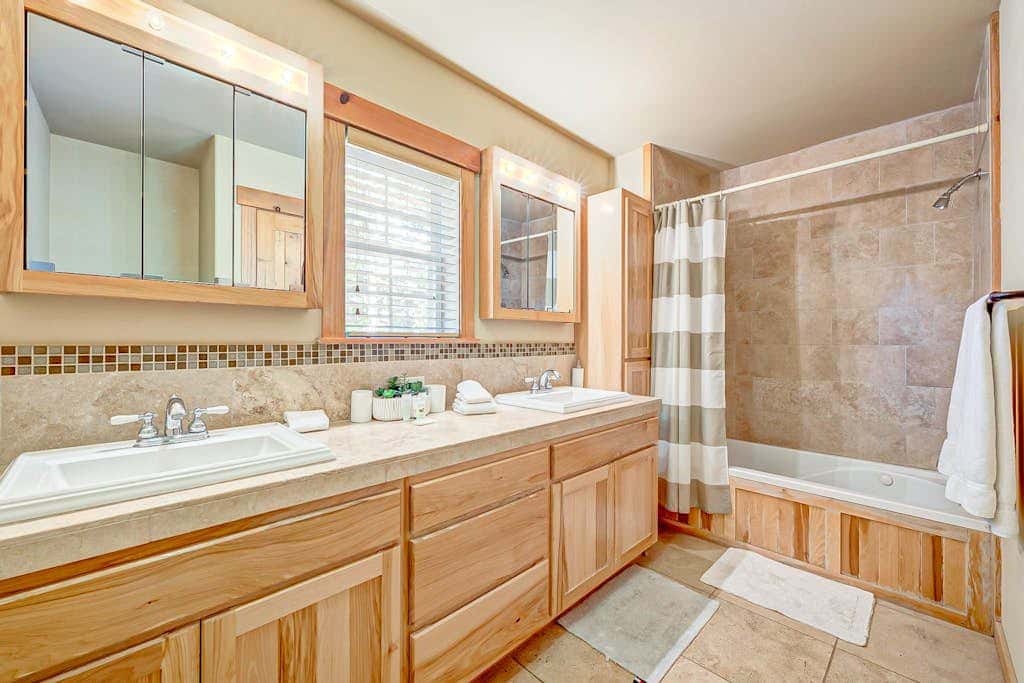 Spacious Tahoe Donner retreat with private hot tub - near trails, slopes & golf