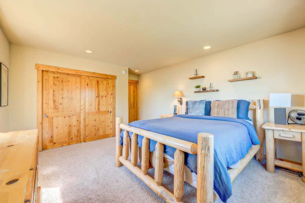 Spacious Tahoe Donner retreat with private hot tub - near trails, slopes & golf