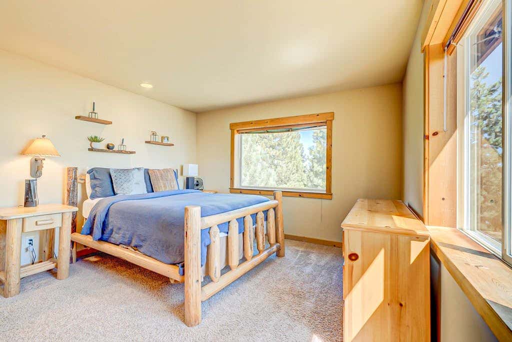 Spacious Tahoe Donner retreat with private hot tub - near trails, slopes & golf