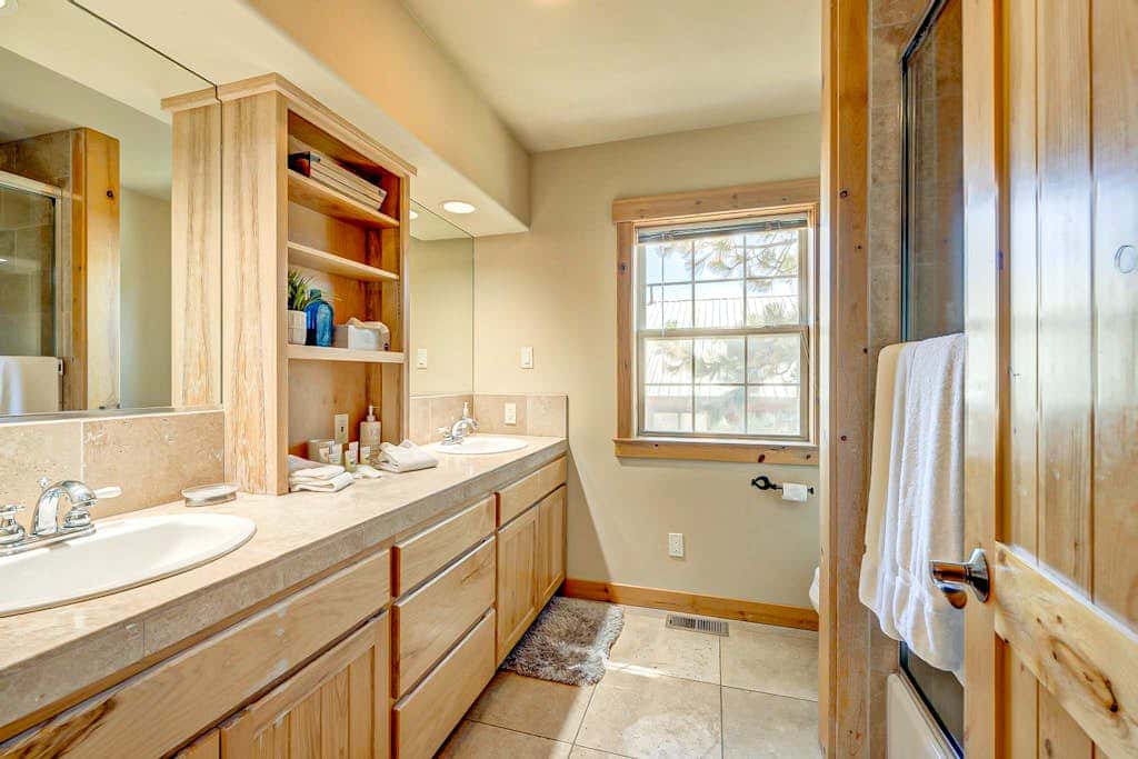 Spacious Tahoe Donner retreat with private hot tub - near trails, slopes & golf