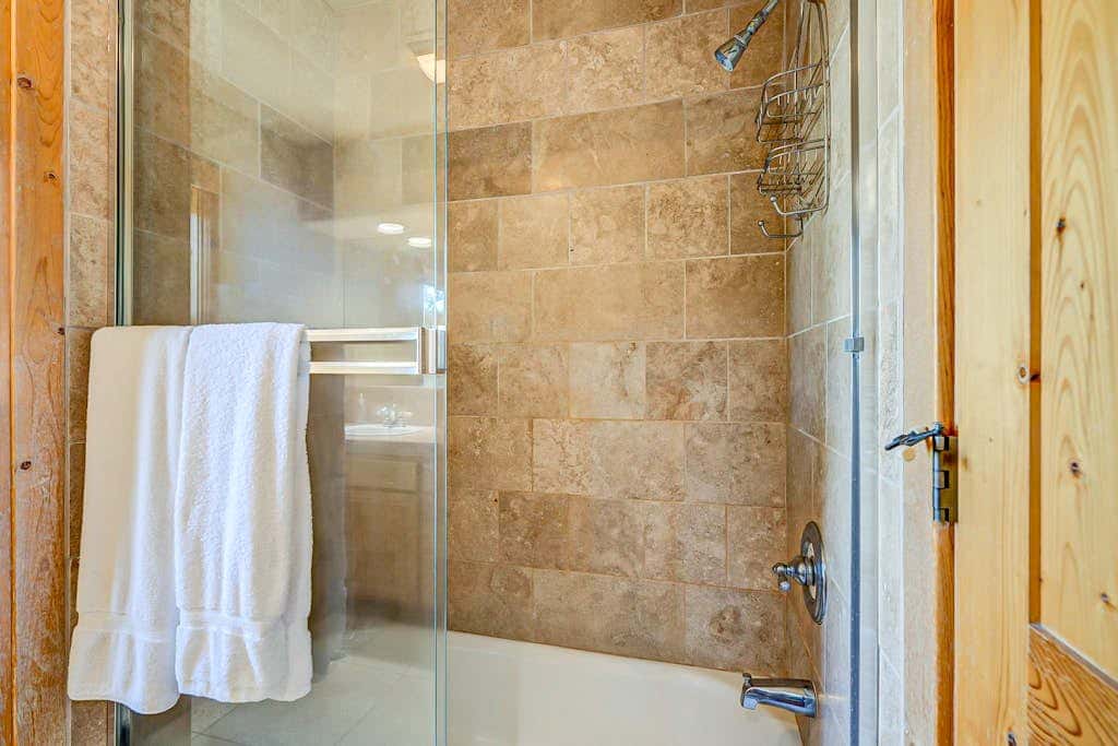 Spacious Tahoe Donner retreat with private hot tub - near trails, slopes & golf