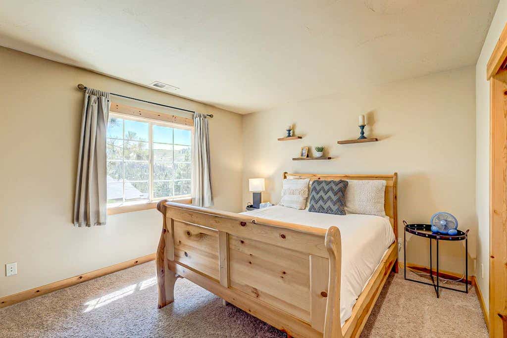 Spacious Tahoe Donner retreat with private hot tub - near trails, slopes & golf