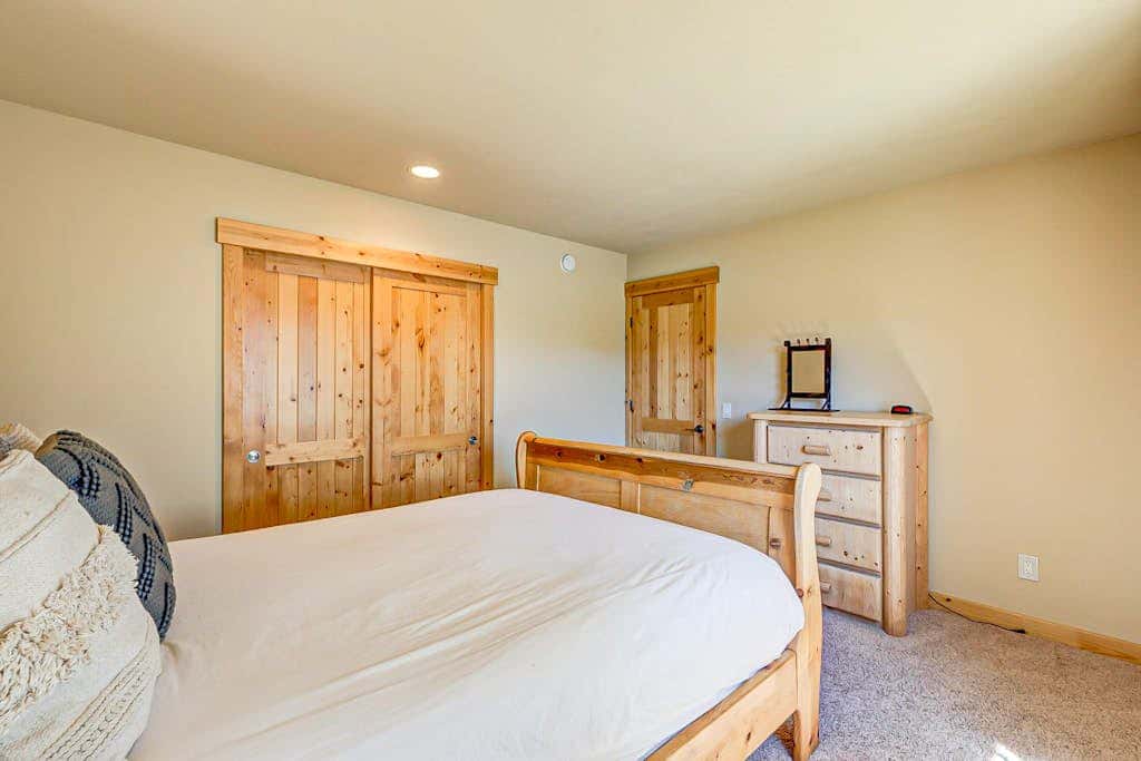 Spacious Tahoe Donner retreat with private hot tub - near trails, slopes & golf
