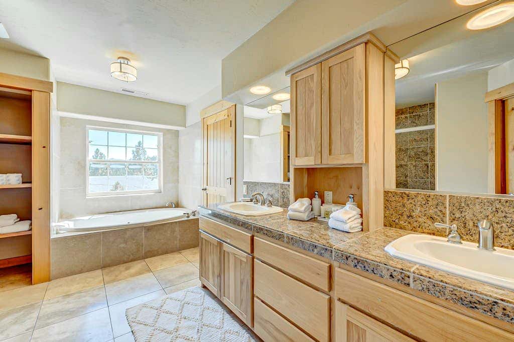 Spacious Tahoe Donner retreat with private hot tub - near trails, slopes & golf