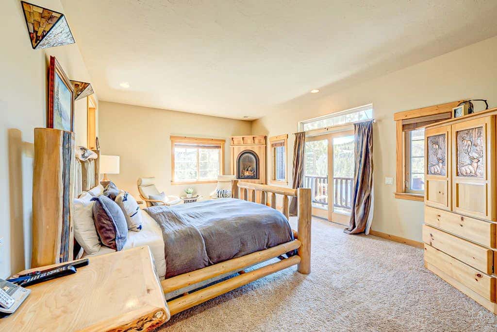 Spacious Tahoe Donner retreat with private hot tub - near trails, slopes & golf