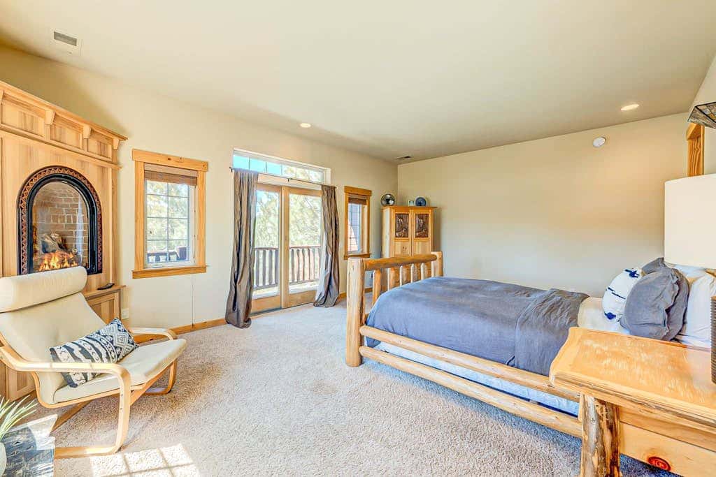 Spacious Tahoe Donner retreat with private hot tub - near trails, slopes & golf
