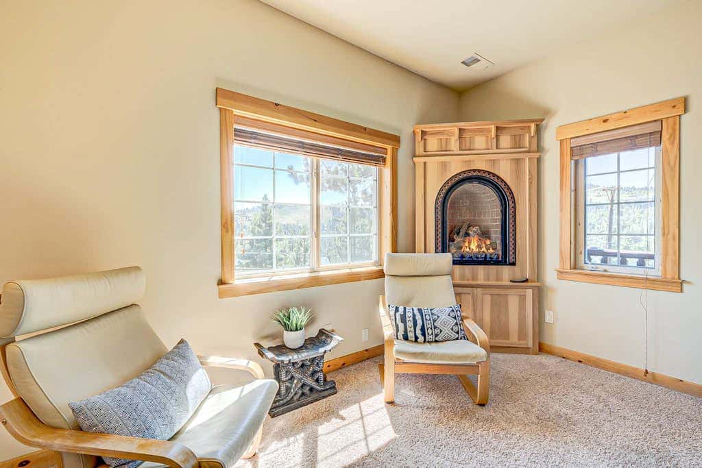 Spacious Tahoe Donner retreat with private hot tub - near trails, slopes & golf