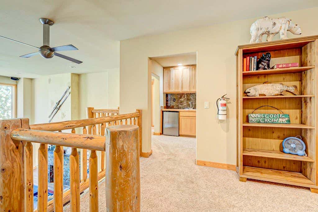 Spacious Tahoe Donner retreat with private hot tub - near trails, slopes & golf