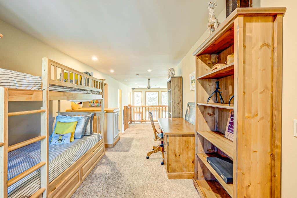 Spacious Tahoe Donner retreat with private hot tub - near trails, slopes & golf