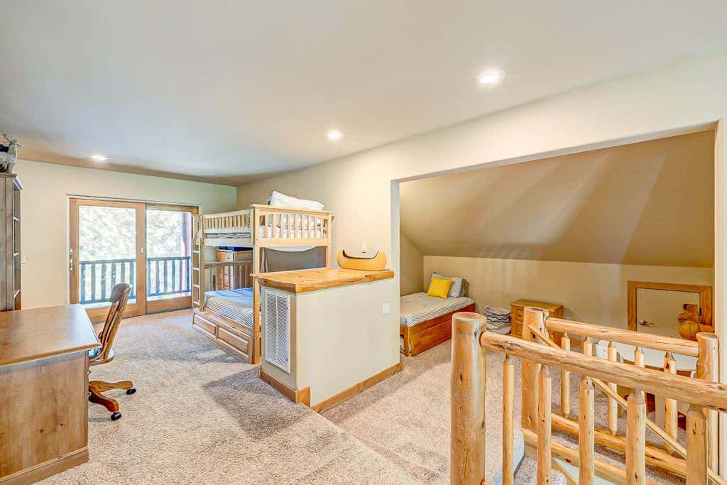 Spacious Tahoe Donner retreat with private hot tub - near trails, slopes & golf