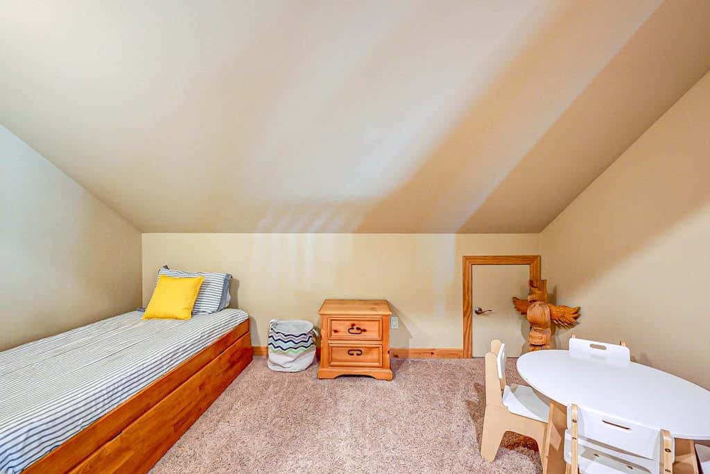Spacious Tahoe Donner retreat with private hot tub - near trails, slopes & golf